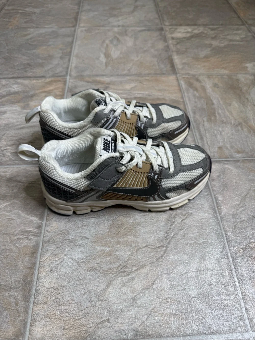Nike Zoom Vomero 5 Metallic Pewter PS Shoe Size 1.5Y Gold HF6999-004 Preowned
